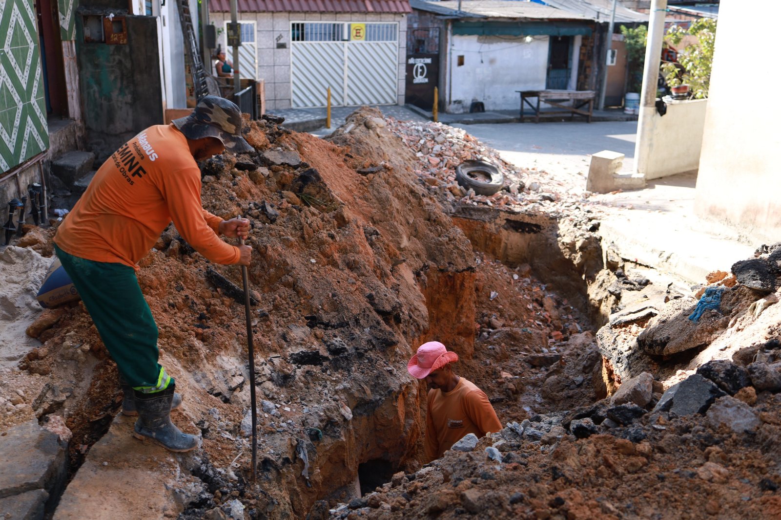 Prefeitura de Manaus recupera sistema de drenagem e desobstrui três caixas coletoras no bairro Santo Antônio