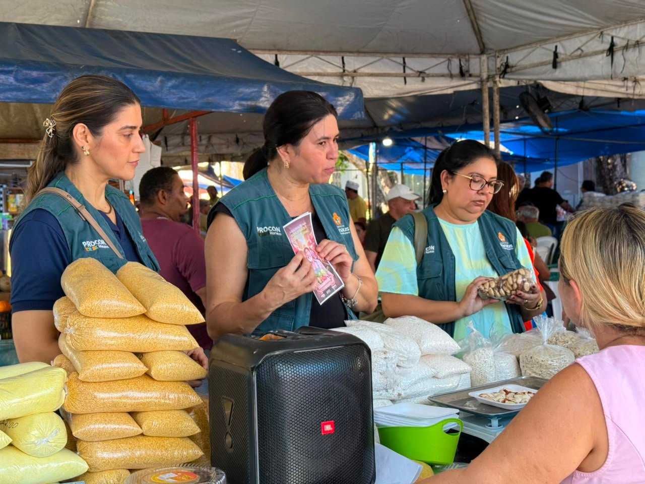 Prefeitura orienta feirantes sobre direitos de consumo em 1ª fiscalização conjunta do Procon Manaus e Semacc 