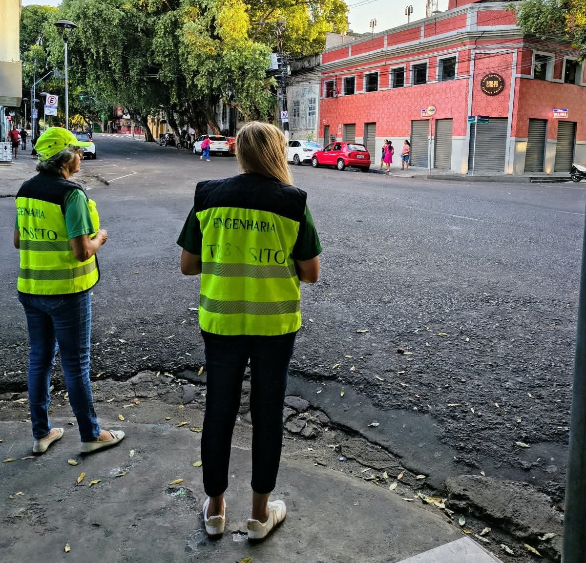 Prefeitura pesquisa volume de tráfego de veículos na rua Ferreira Pena