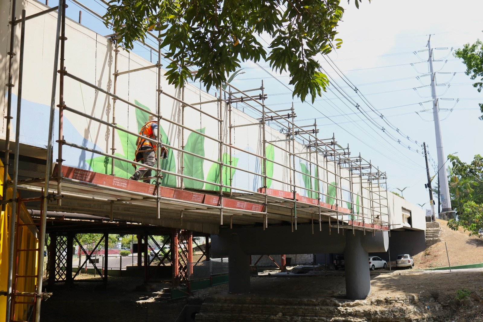 Prefeitura de Manaus avança na modernização da ponte dos Bilhares com pintura e grafite