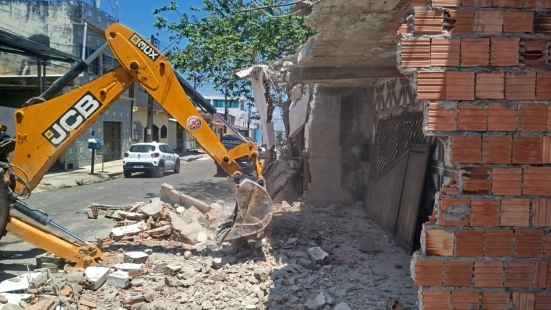 Prefeitura realiza demolição administrava de construção irregular que ocupava calçada no Armando Mendes