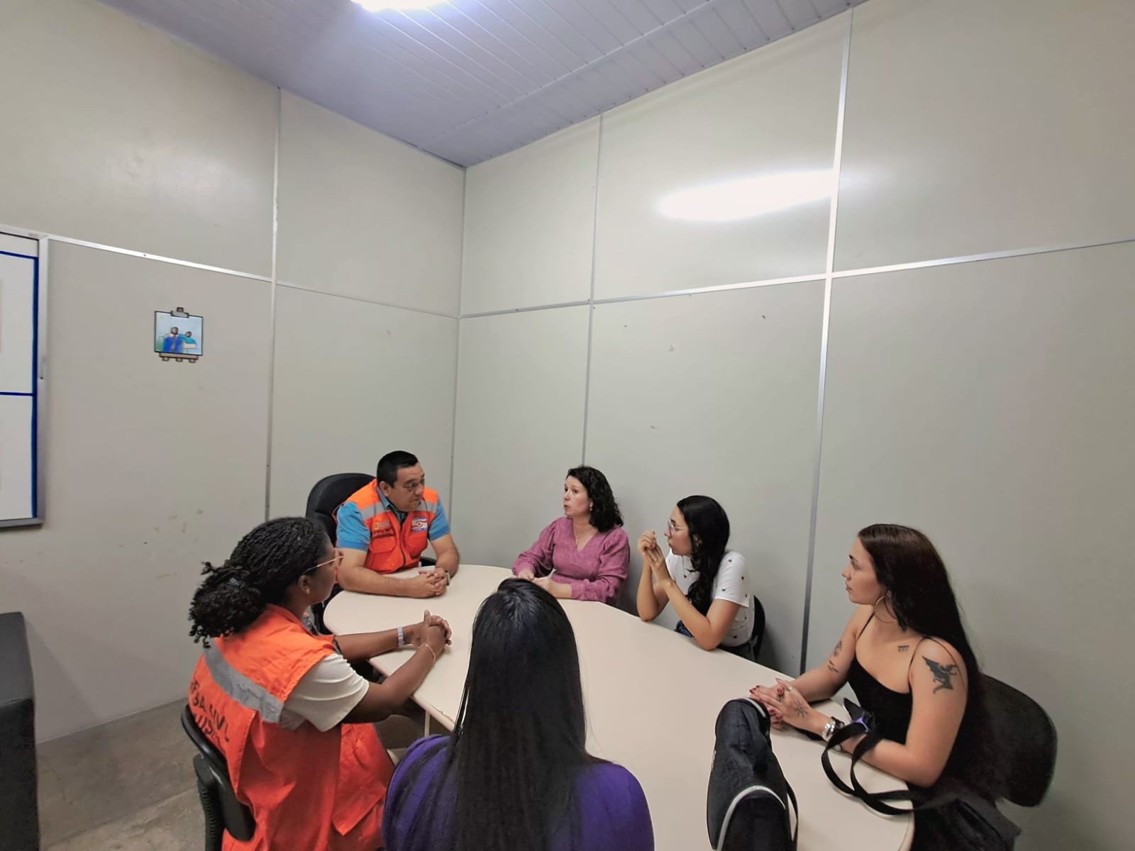 Defesa Civil Municipal recebe estudantes do Ifam para conhecer ações de monitoramento