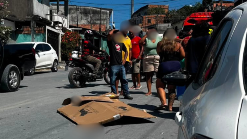 Homem morre após perder o controle da motocicleta e ser atingido por caçamba em Manaus