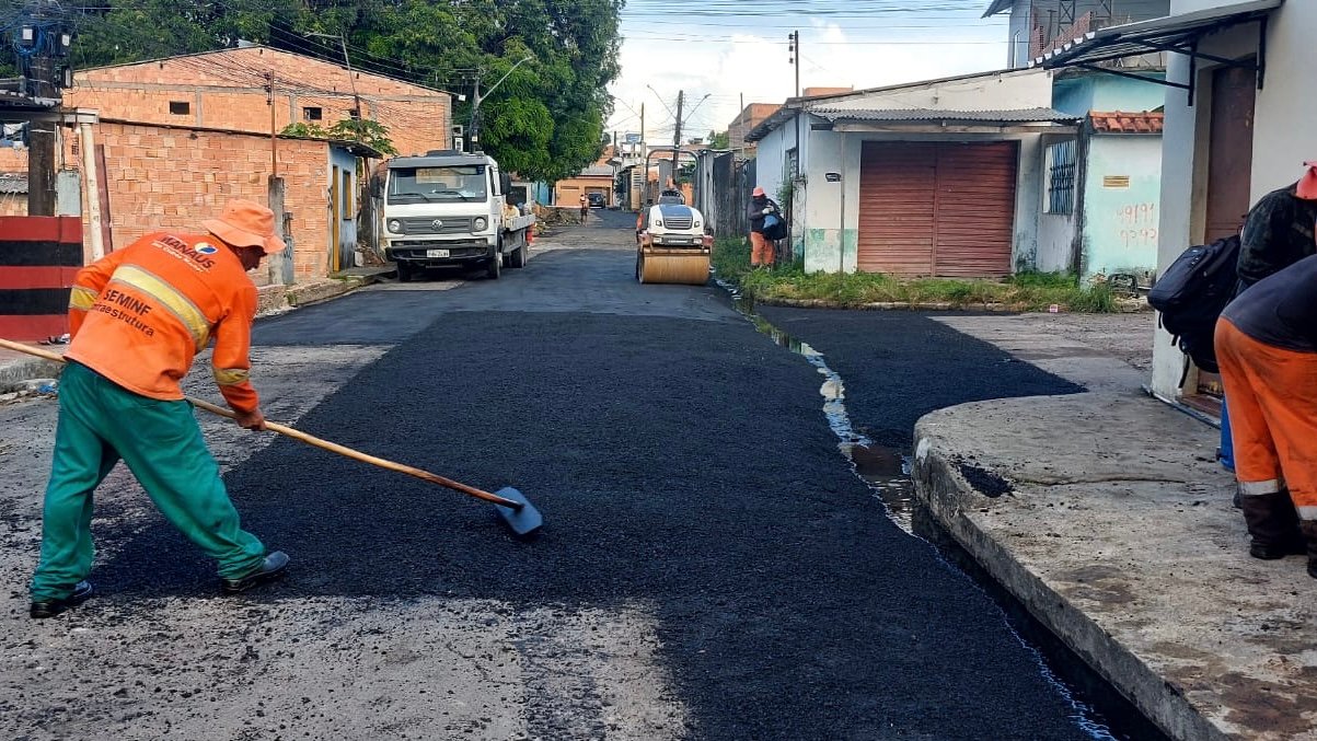 Prefeitura de Manaus recupera pavimento da rua São Pedro, no Jorge Teixeira