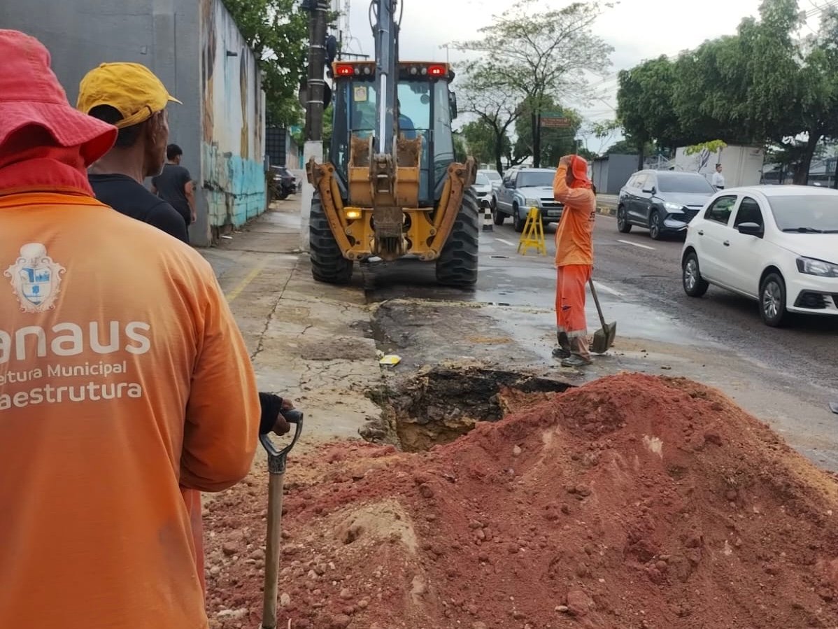 Prefeitura de Manaus executa obra emergencial de recuperação da drenagem na avenida Djalma Batista
