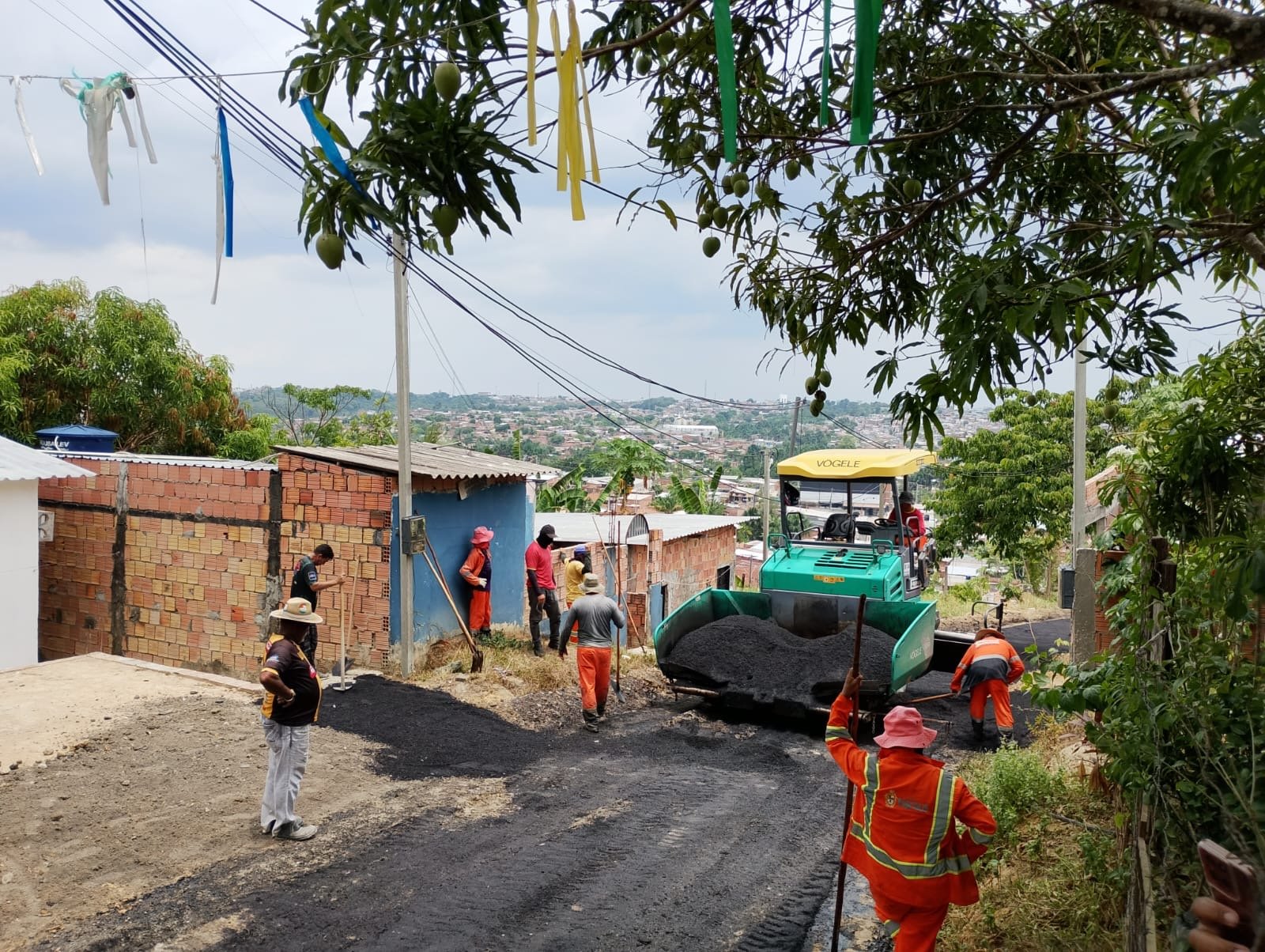 Prefeitura de Manaus aplica 260 toneladas de asfalto no recapeamento da rua Lua Cheia, na zona Norte