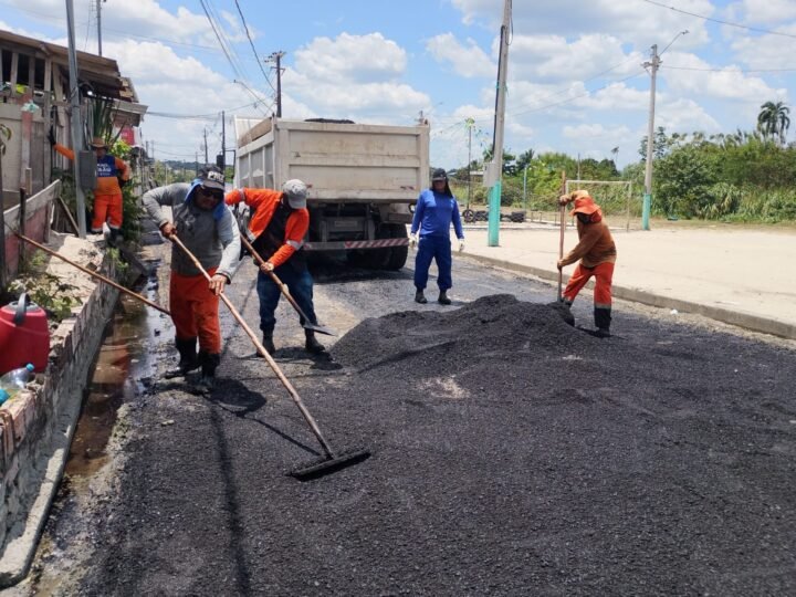 Prefeitura de Manaus aplica 40 toneladas de asfalto e recupera rua no Jorge Teixeira