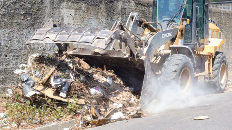 Prefeitura de Manaus intensifica combate à lixeiras irregulares com força-tarefa em 12 ruas no bairro Colônia Terra Nova