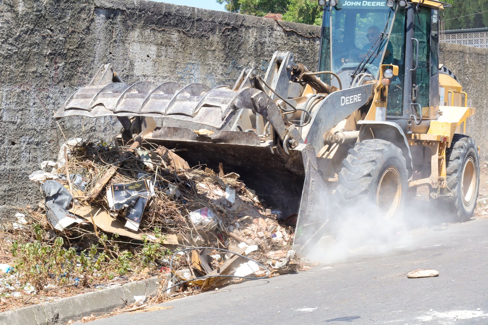 Prefeitura de Manaus intensifica combate à lixeiras irregulares com força-tarefa em 12 ruas no bairro Colônia Terra Nova