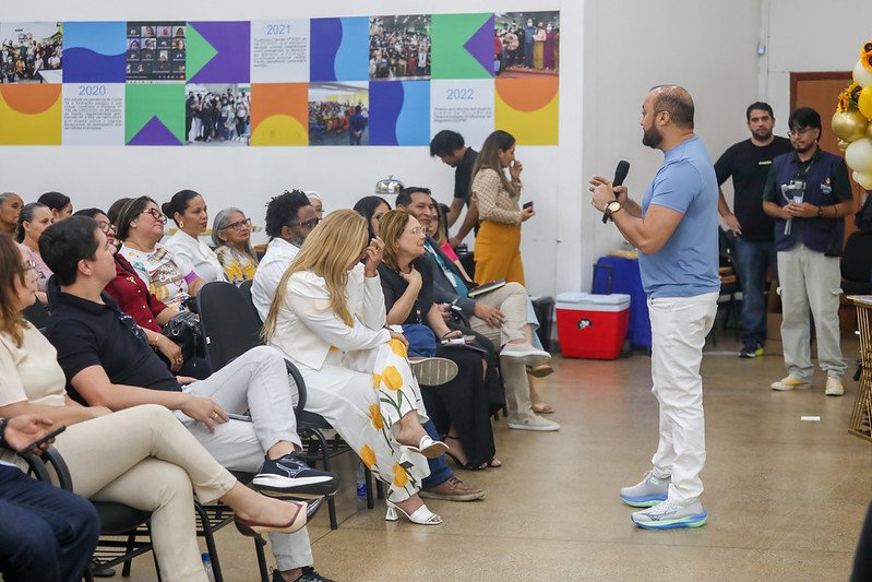 Prefeitura de Manaus promove roda de conversa para fortalecer o acolhimento a famílias de estudantes neuroatípicos