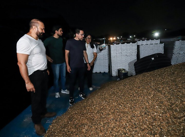 Prefeitura de Manaus envia balsa com 330 toneladas de materiais para concluir substituição de escolas de madeira na zona ribeirinha