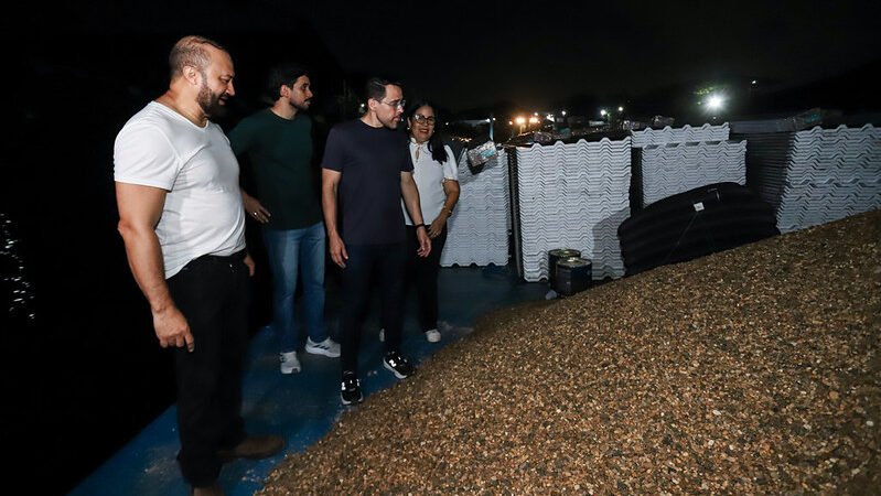 Prefeitura de Manaus envia balsa com 330 toneladas de materiais para concluir substituição de escolas de madeira na zona ribeirinha
