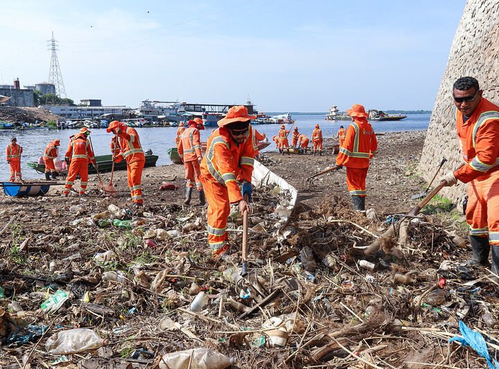 Prefeitura de Manaus inicia operação de limpeza na orla do São Raimundo e intensifica ações durante a estiagem