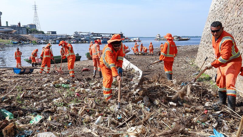 Prefeitura de Manaus inicia operação de limpeza na orla do São Raimundo e intensifica ações durante a estiagem