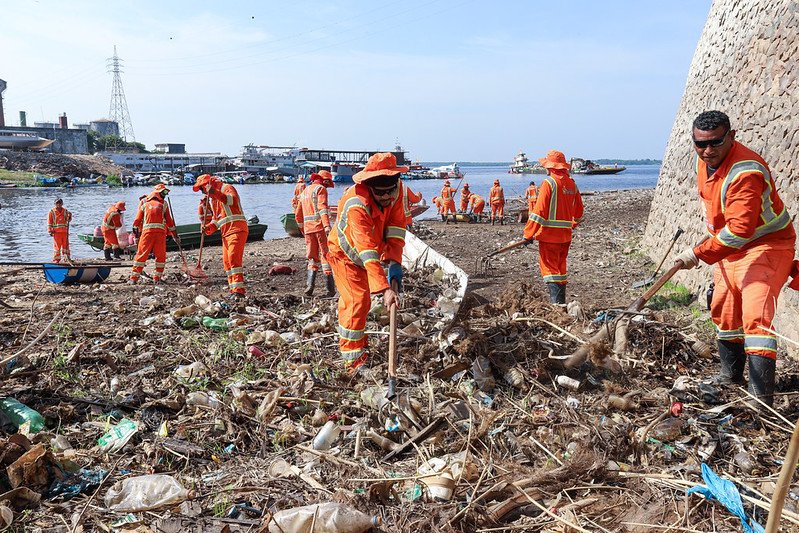 Prefeitura de Manaus inicia operação de limpeza na orla do São Raimundo e intensifica ações durante a estiagem