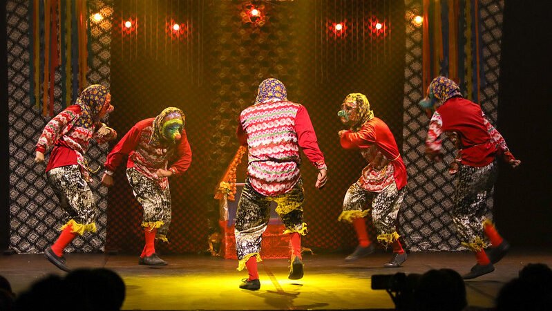 Teatro e cinema marcam penúltimo dia do festival ‘#SouManaus 2026’ com expansão de palcos para artistas regionais no centro histórico 