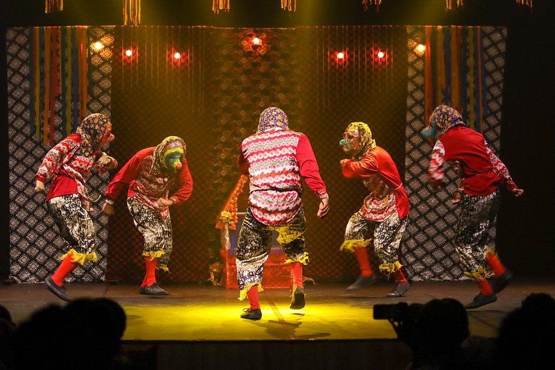 Teatro e cinema marcam penúltimo dia do festival ‘#SouManaus 2026’ com expansão de palcos para artistas regionais no centro histórico 