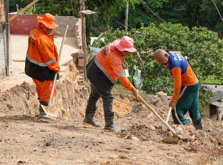 Prefeitura de Manaus avança com serviços de drenagem e infraestrutura no bairro Santa Etelvina 