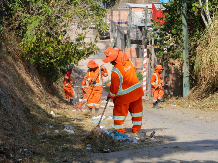 Mais de 400 trabalhadores da prefeitura intensificam ações de limpeza no bairro Santa Etelvina