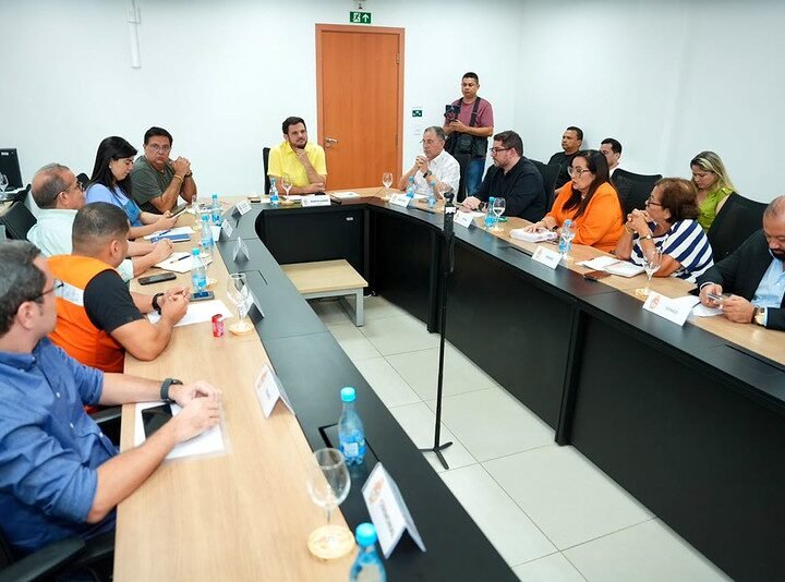 Prefeito Renato Junior reúne com comitê de crise climática para enfrentar os impactos da fumaça e coloca Manaus em estado de atenção