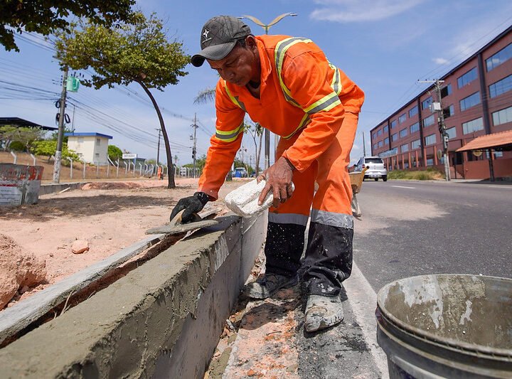 Prefeitura de Manaus avança com obras de revitalização de canteiros centrais e reforça segurança no trânsito