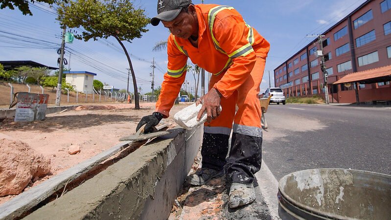 Prefeitura de Manaus avança com obras de revitalização de canteiros centrais e reforça segurança no trânsito