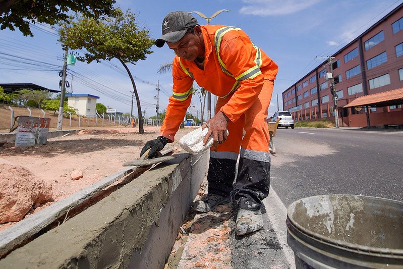 Prefeitura de Manaus avança com obras de revitalização de canteiros centrais e reforça segurança no trânsito