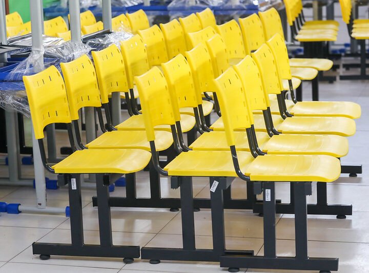 Prefeitura de Manaus entrega novos mobiliários para mais uma escola da rede municipal
