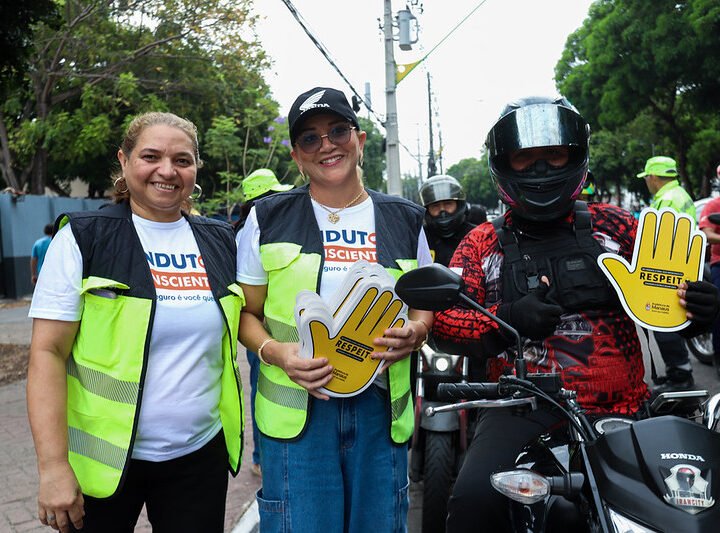Prefeitura de Manaus realiza ação educativa na zona Oeste com abordagem de mais de 100 motociclistas e distribuição de brindes