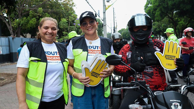 Prefeitura de Manaus realiza ação educativa na zona Oeste com abordagem de mais de 100 motociclistas e distribuição de brindes