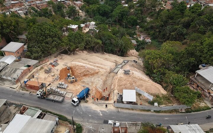 Prefeitura de Manaus avança em obra de contenção de erosão na rua Londres, no Gilberto Mestrinho