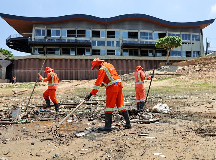 Prefeitura de Manaus intensifica limpeza da orla do rio Negro com mais de 500 trabalhadores