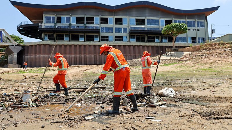Prefeitura de Manaus intensifica limpeza da orla do rio Negro com mais de 500 trabalhadores