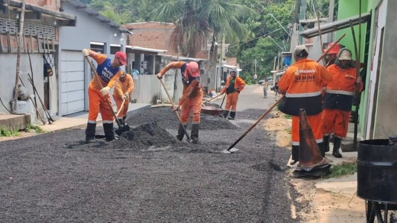 Prefeitura de Manaus aplica 45 toneladas de asfalto e recupera rua Cavaquinho, no Colônia Terra Nova