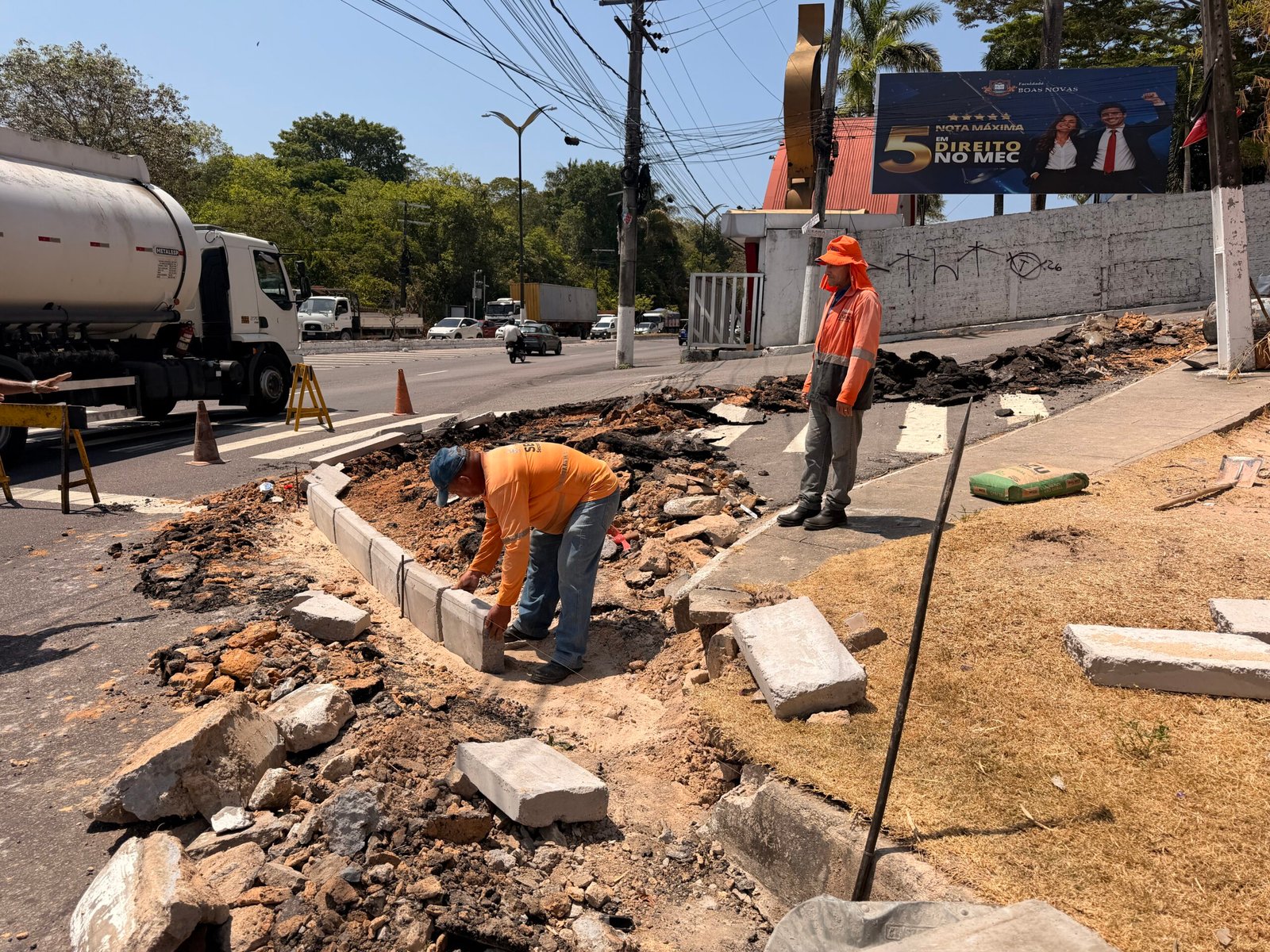 Prefeitura de Manaus inicia ampliação de canteiro central e calçada de um trecho da avenida Rodrigo Otávio