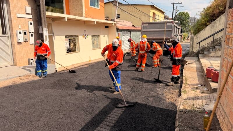 Prefeitura de Manaus avança no recapeamento da rua Padre Cícero com aplicação de 60 toneladas de asfalto