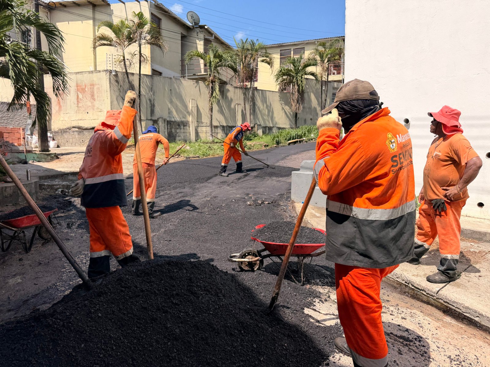 Prefeitura de Manaus recupera pavimento da rua Itapitanga com aplicação de 20 toneladas de asfalto