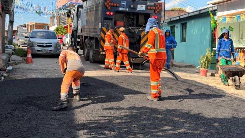 Prefeitura de Manaus reforça recuperação asfáltica no bairro São José com apoio de equipamento pesado