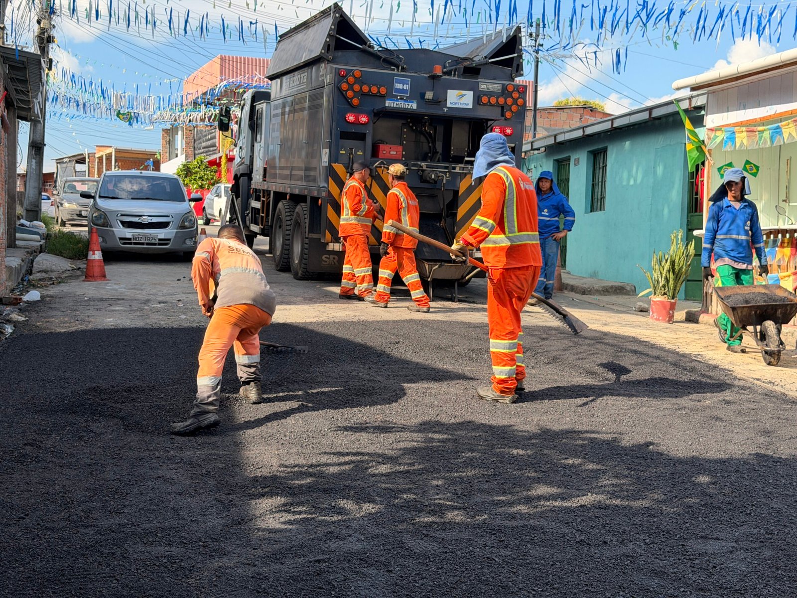 Prefeitura de Manaus reforça recuperação asfáltica no bairro São José com apoio de equipamento pesado