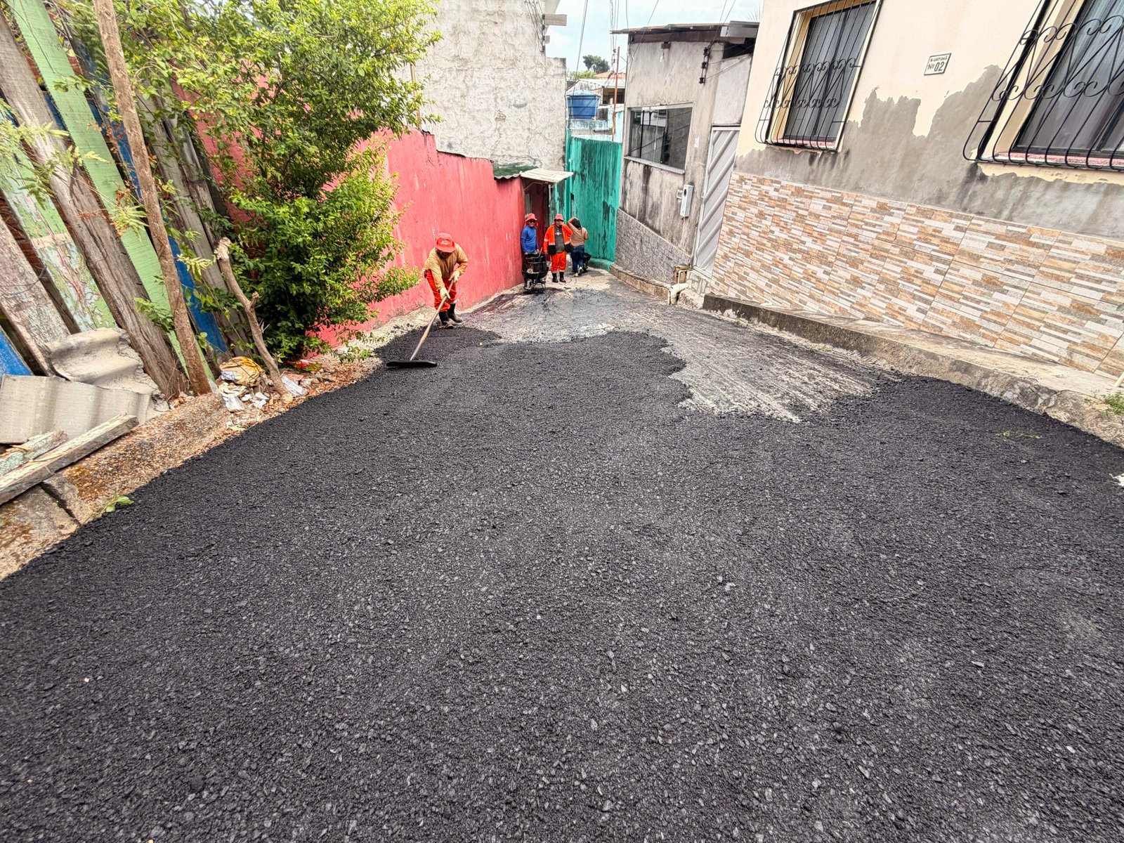 Prefeitura de Manaus atende moradores e recupera pavimento do beco Rio Umatumã, no Petrópolis
