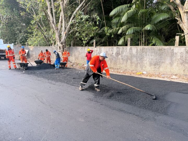 Prefeitura de Manaus atende moradores e leva operação ‘Tapa-Buracos’ à rua Maracanã, no bairro Redenção