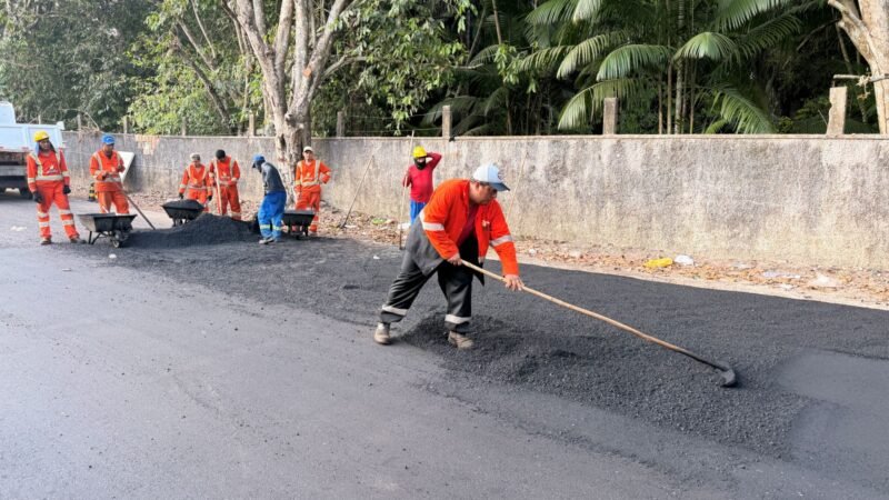 Prefeitura de Manaus atende moradores e leva operação ‘Tapa-Buracos’ à rua Maracanã, no bairro Redenção