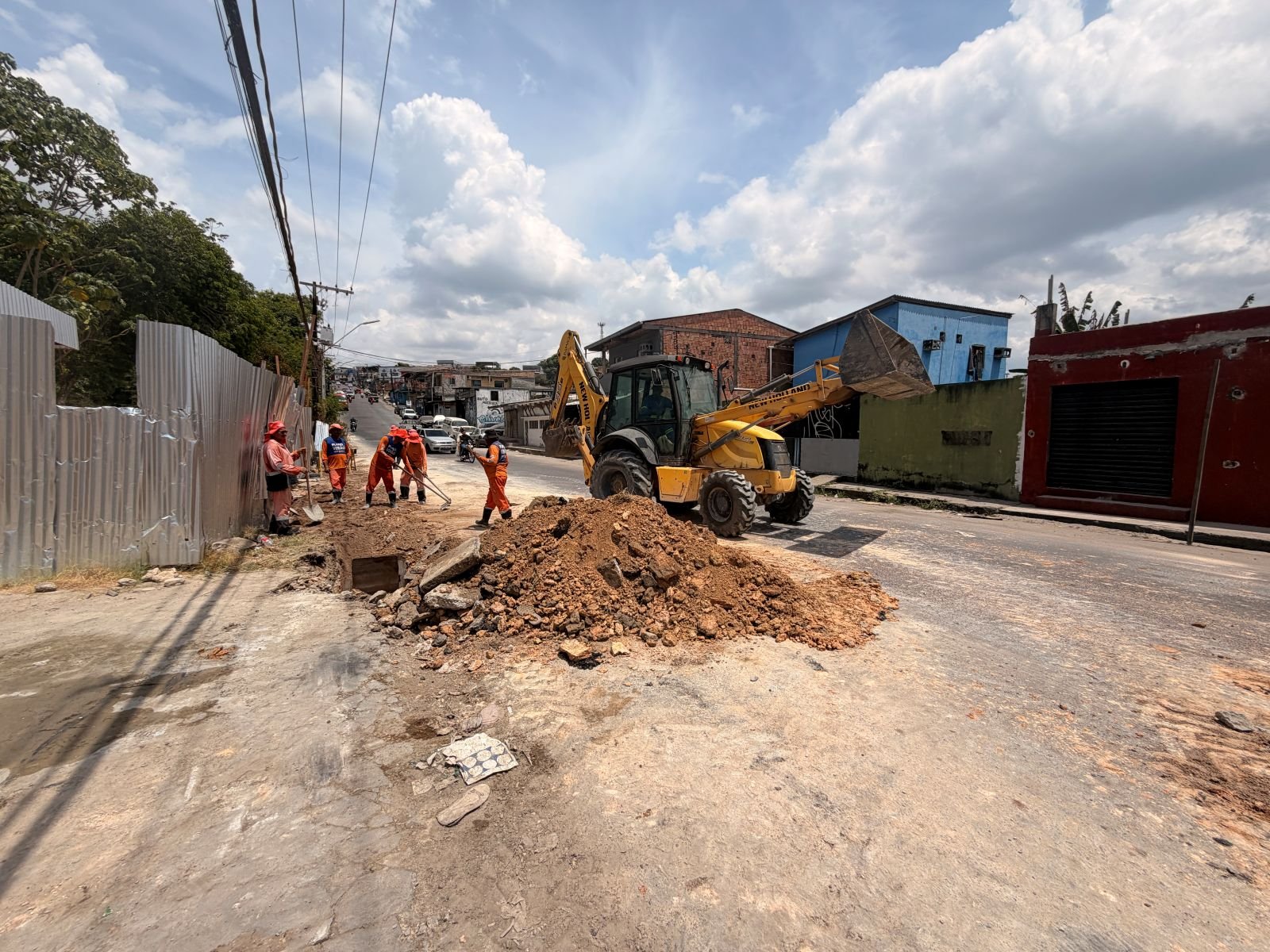 Prefeitura de Manaus avança com implantação inédita de 120 metros de tubulação em rua do bairro São José