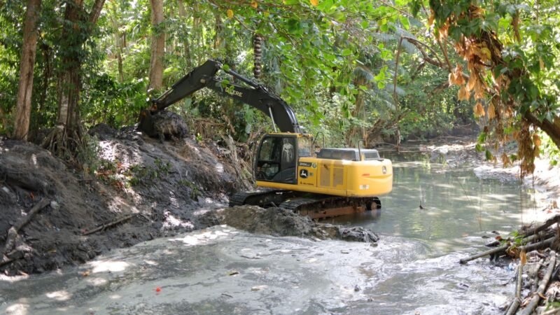 Prefeitura de Manaus executa dragagem em igarapé do conjunto Petros, no bairro Coroado
