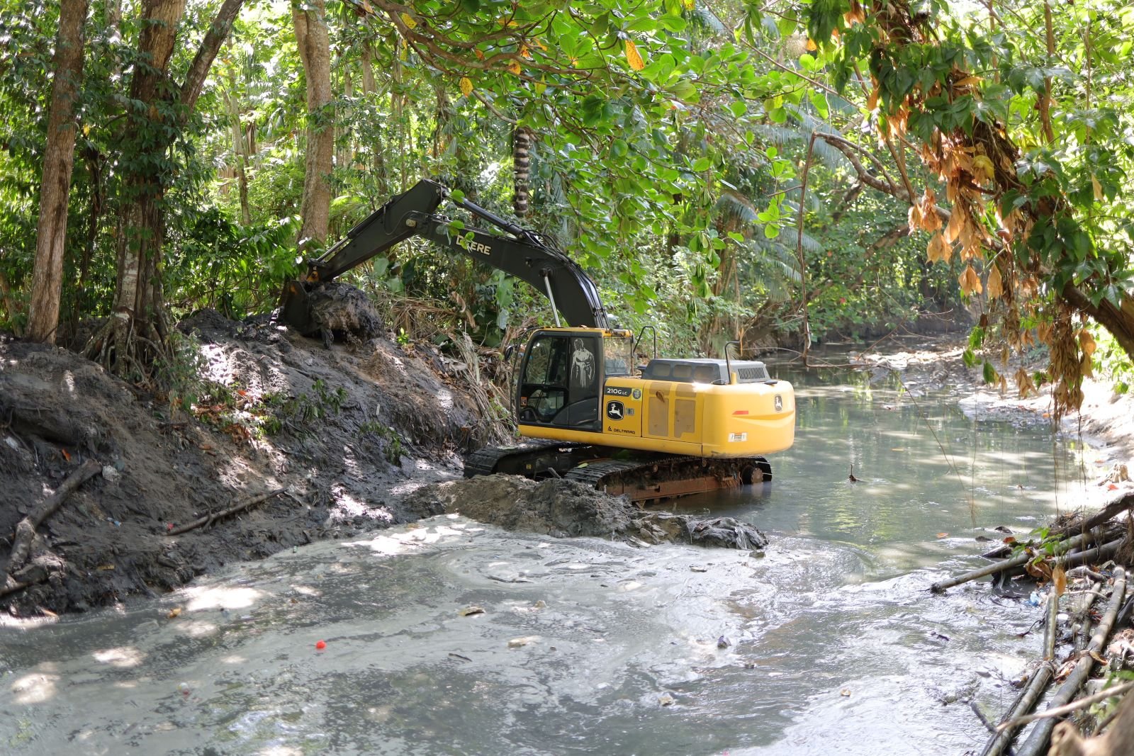 Prefeitura de Manaus executa dragagem em igarapé do conjunto Petros, no bairro Coroado
