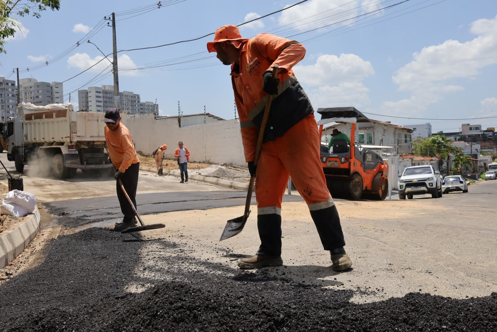Prefeitura de Manaus transforma rua no bairro Parque 10 de Novembro e garante mais segurança e mobilidade com novo asfalto