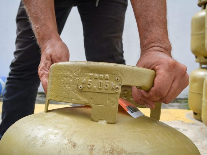 Procon Manaus aponta aumento de 5% na botija de gás de cozinha de 13 quilos e redução de 0,60% na de 8 quilos em setembro