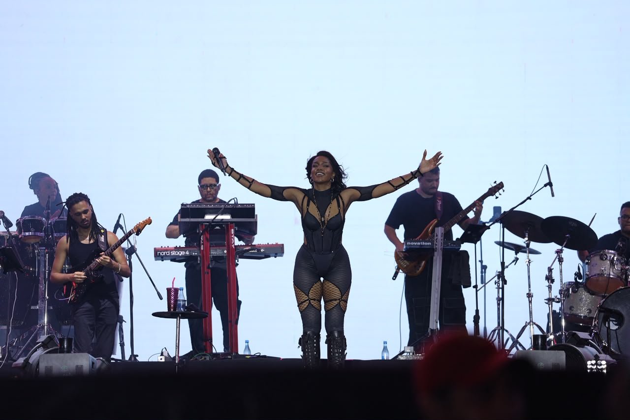 IZA emociona público do ‘#SouManaus Passo a Paço 2026’ ao cantar grandes sucessos que destacam força e resiliência