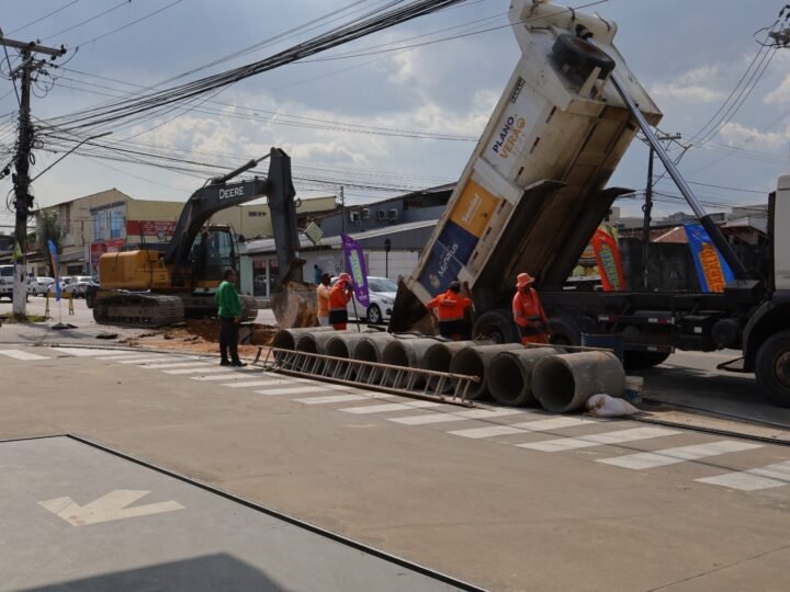 Prefeitura de Manaus realiza manutenção de drenagem profunda na avenida Professor Nilton Lins