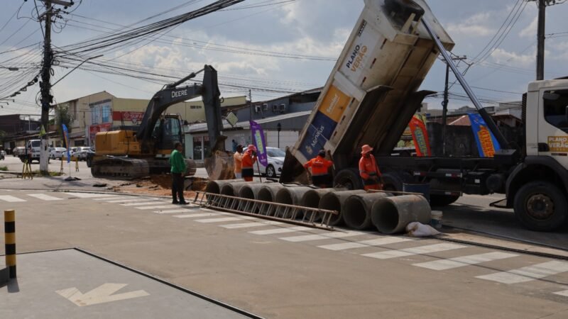 Prefeitura de Manaus realiza manutenção de drenagem profunda na avenida Professor Nilton Lins